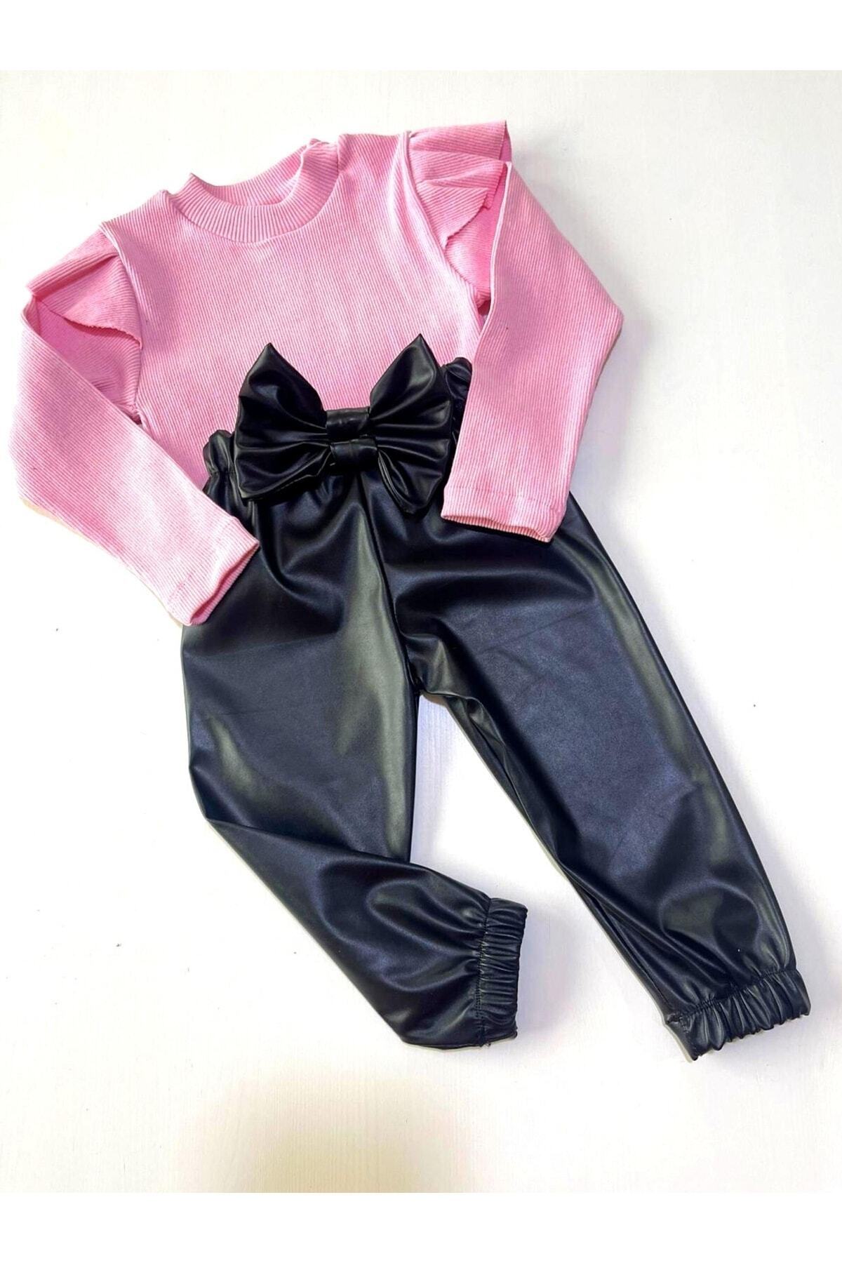 Kız Çocuk, Siyah Deri Fiyonk Detaylı Pantolon, Pembe Omuzu Fırfırlı Badi Ve Saç Bandı Takımı.