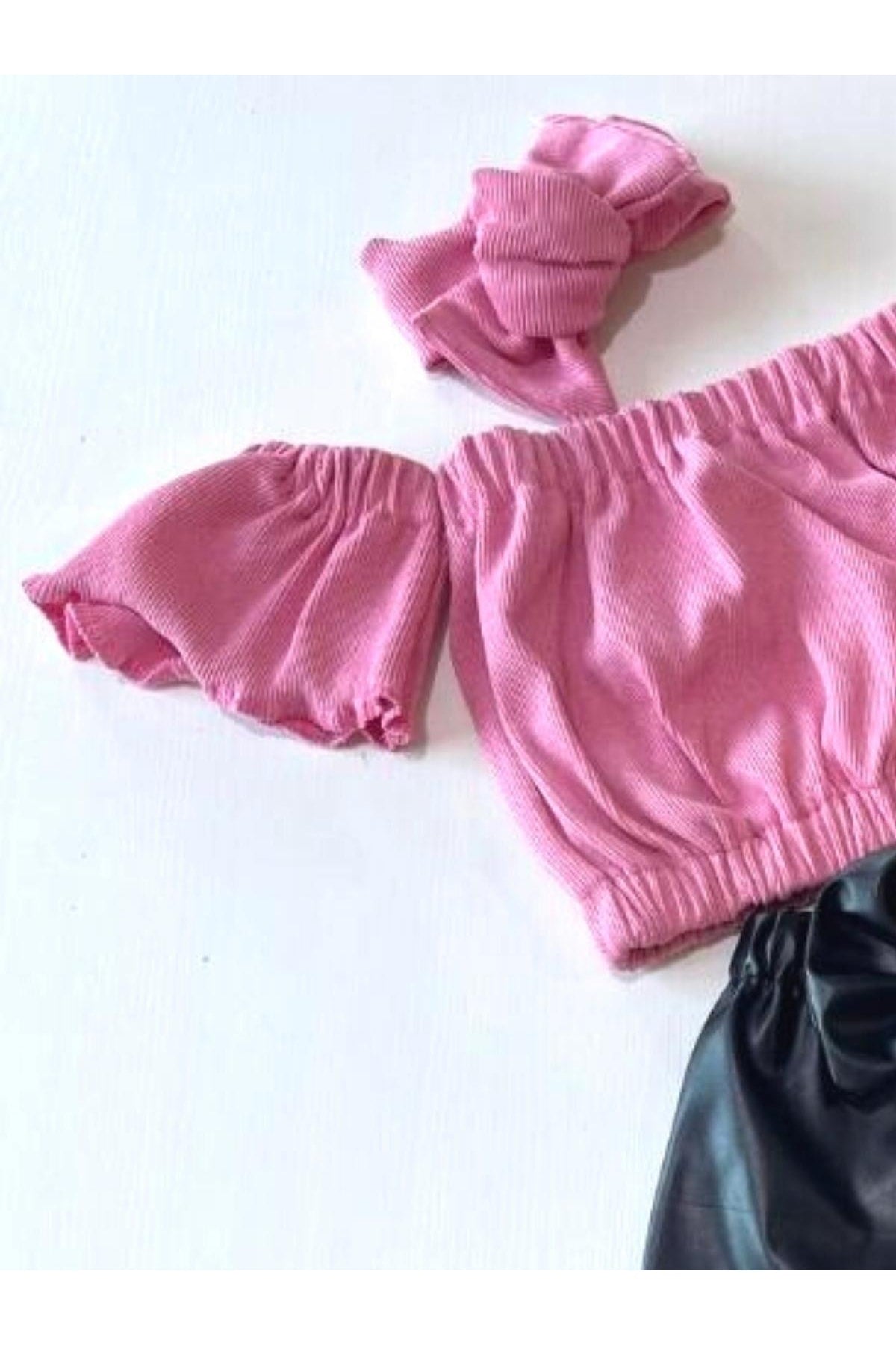 Kız Çocuk, Likralı Deri Fiyonk Detaylı Pantolon, Pembe Straplez Crop Bluz Ve Saç Bandı Takımı.
