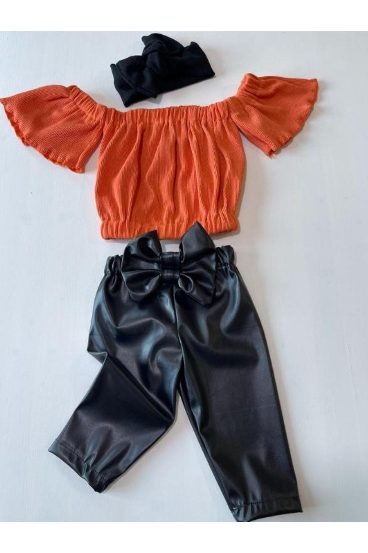 Kız Çocuk, Likralı Deri Fiyonk Detaylı Pantolon, Turuncu Straplez Crop Bluz Ve Saç Bandı Takımı.